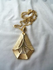 Vintage Celebrity NY Textured Gold Tone Modernist Pendant Necklace