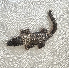 Vintage Alligator vintage style brooch gold tone metal