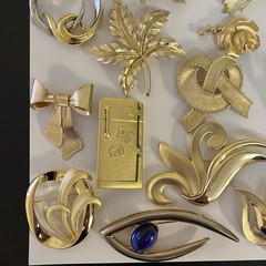 Lot Of 23 Vintage Gold Tone Brooches 18 Signed 5 Unsigned