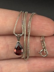 VTG Red Glass Tear Drop Sterling Silver 17′ Box Chain Necklace Retro Dainty
