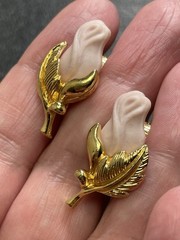 AVON Signed Vintage 1” Pink Ceramic Rose Flower Gold Tone Clip Earrings