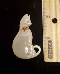 Vintage Signed Vero White Enamel Cat w/ Red Heart Collar Brooch *** EUC ***