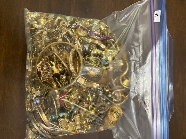 7.14 Pound Gold Tone Vintage To Modern Costume Jewelry Lot 100+ Pieces (K)