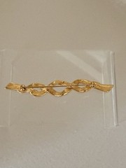 Monet Gold Tone Metal Twist Brooch Pin Signed 3in Elegant Vintage Style Jewelry