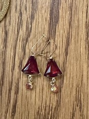 Vintage Weiss Ruby Red Aurora Borealis Rhinestone Clip On Earrings Gold Tone
