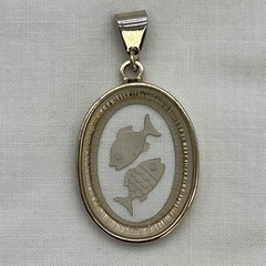 Vintage Reverse Carved Glass Intaglio Pisces Zodiac Gold Tone Pendant 1” x 1.25”
