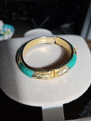 Vintage Apple Green Faux Jade Hinged Clamper Bracelet Bangle Estate find Chain