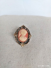 Vintage Peri-Oval Cameo Brooch/Pendant in a Gold Tone Ornate Frame