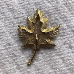 Maple Leaf Brooch Capri Gold Tone Filigree Center Mid Century Lapel Pin Pinback