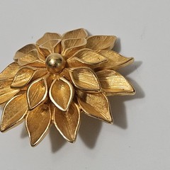 Vintage Lady Remington Flower Brooch Textured Brushed Gold-Tone Floral