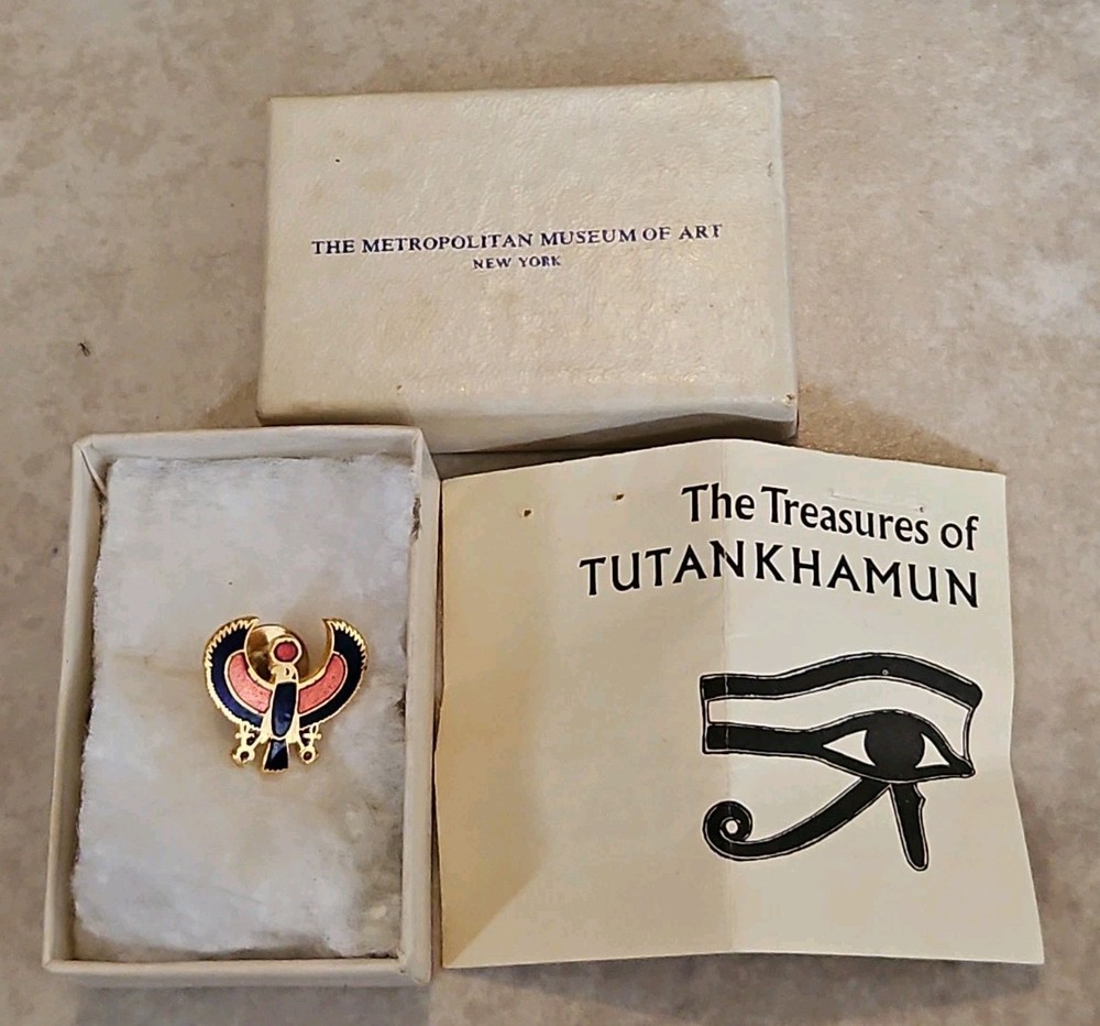VINTAGE 1976 METROPOLITAN MUSEUM OF ART ENAMEL GOD HORUS LAPEL PIN KING TUT! R81
