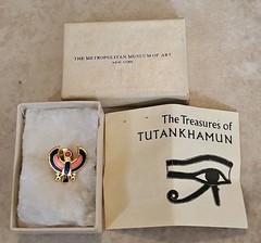 VINTAGE 1976 METROPOLITAN MUSEUM OF ART ENAMEL GOD HORUS LAPEL PIN KING TUT! R81