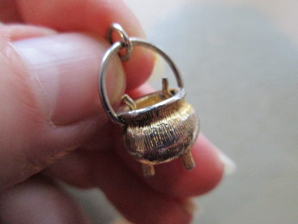 VINTAGE GOLD TONE MOVING HANDLE CAULDRON COOK COOKING POT PAN FOB CHARM PENDANT