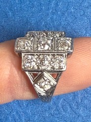 Beautiful vintage Art Deco diamond ring, platinum band with 11 stones, 1.57 ct