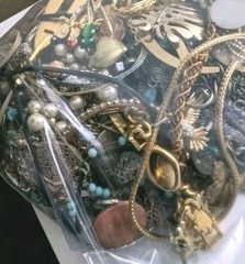 2 Pounds Jewelry Costume Vintage Mix LBS necklaces bracelets pins rings etc lbs