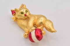 Vero Vintage Christmas Kitten Pin Brooch Cat Brushed Gold Red Bow Signed BinBP