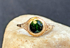 Vtg 14K Yellow Gold Ring 2.9g Fine Jewelry Size 6.25 Band Emerald Color Stone