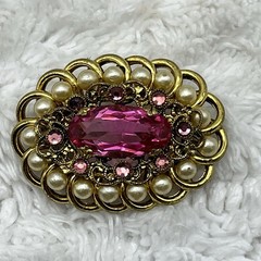 Vintage Gold Tone Brooch Pink Oval Rhinestone Faux Pearl Halo Cluster Pin 1.75″