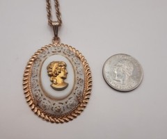 Vintage White Oval Cameo Pendant Gold Tone Chain Necklace 23″
