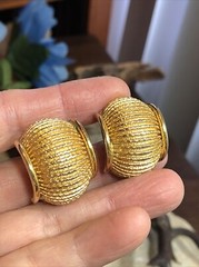 Vintage I.N.A.R Gold tone Ribbed Scalloped Clip on Earrings 15.3g, 1 1/8″ Italy