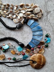 NICE JEWELRY LOT VTG -MOD BEADED NECKLACES GLASS SHELL INLAY LUCITE WOOD PENDANT