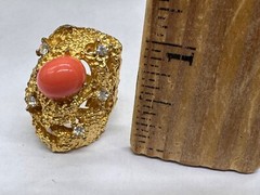 VINTAGE GOLD TONE FAUX CORAL CRYSTAL TEXTURED COCKTAIL FREE FORM RING SIZE 7.5