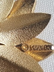 Sarah Coventry Gold Tone Sun Flower Brooch Pins 2.25″ in Diameter Vtg Signed