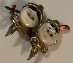 Vintage Pair 1949 Uncas Mfg Co Girl Boy Button Face Pins Brooch Set