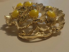 VINTAGE BROOCH YELLOW BEAD AB RHINESTONES GOLDTONE PIN 2″ ENAMEL RUFFLE JEWELRY