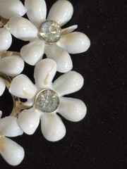 Vtg White Daisy Necklace Bracelet Brooch Earrings Parure Set Gold Toned Gift Box