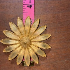 Vtg 1950s Brush Goldtone Lge DAISY PIN BROOCH Behive Button Center 3.5″ Diameter
