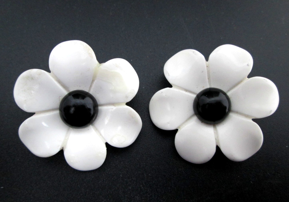 Vintage Flower Clip On Earrings Large Button Plastic 1950s 1960s 1970s Hippy