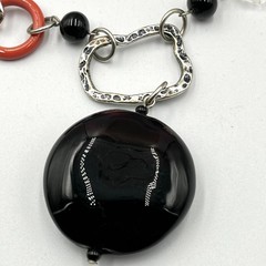 VTG Retro Bold Red & Black Beaded Geometric Pendant Necklace – Silver Tone Arty