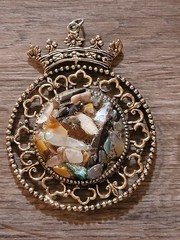 Vintage Antique Gold Tone Natural Stone Pendant Crown Women’s Fashion Jewelry