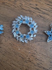 Vtg 1950s-1960s 3 Piece Jewelry Set 2 Brooches 1 Pendant No Chain Silver Blue