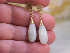 Vintage 14K Gold Teardrop Celadon Jade Dangle Earrings 1 5/8″
