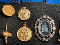 AVON SERVICE AWARD LOT ,PRESIDENT CLUB, RISING STAR, PINS ETC. AV16
