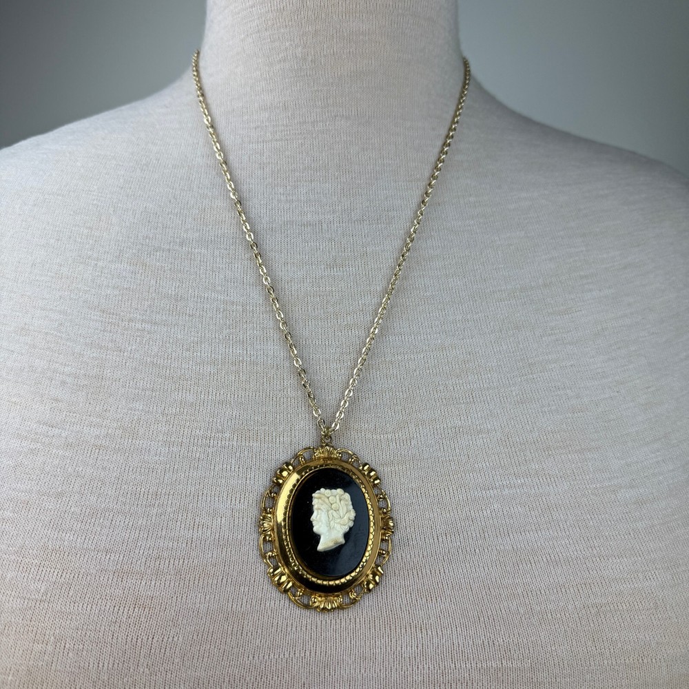 Vintage Black & White Cameo Pendant Necklace Gold Tone Germany Clasp 23″