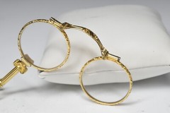 Vintage 14K Gilt Plated Flower Pattern with Glass Moveable Glass/ Mag
