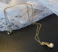 PEARL PENDANT NECKLACE Yellow Gold Tone Elegant Setting 1950s Dainty Tiny Links