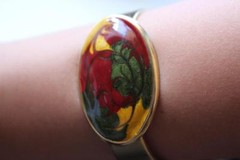 Vintage Push On Bracelet Enamel Flower & Leaves Oval Disc in Gold Tone VGC 38