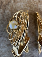 Vintage Sweater Clips Gold Tone Flower Faux Pearl Chain Mid Century 1950s