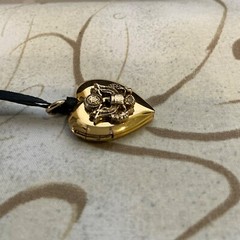 Vintage Military Sweetheart Heart Locket – Goldtone – Fast Shipping