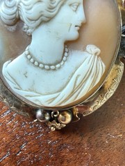 Antique Oval Cameo Bezel Brooch 18K/22K Yellow Gold Brooch Floral 9.6 Grams
