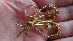 Vintage Estate Brooch Gold Tone Topaz Prong set stones Heart Flower Twisted Wire