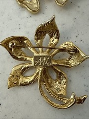 Vtg SIGNED AAI Gold Tone Faux Pearl Butterfly & Flower Brooch Pin 2 Set