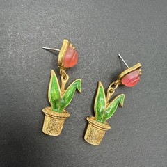 Avon Signed Pierced Earrings Flowers Tulips Gold Tone C41
