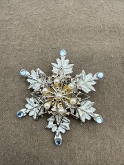 Estate KC Signed White Silvertone SNOWFLAKE w Aurora Borealis Rhinestone on Poin