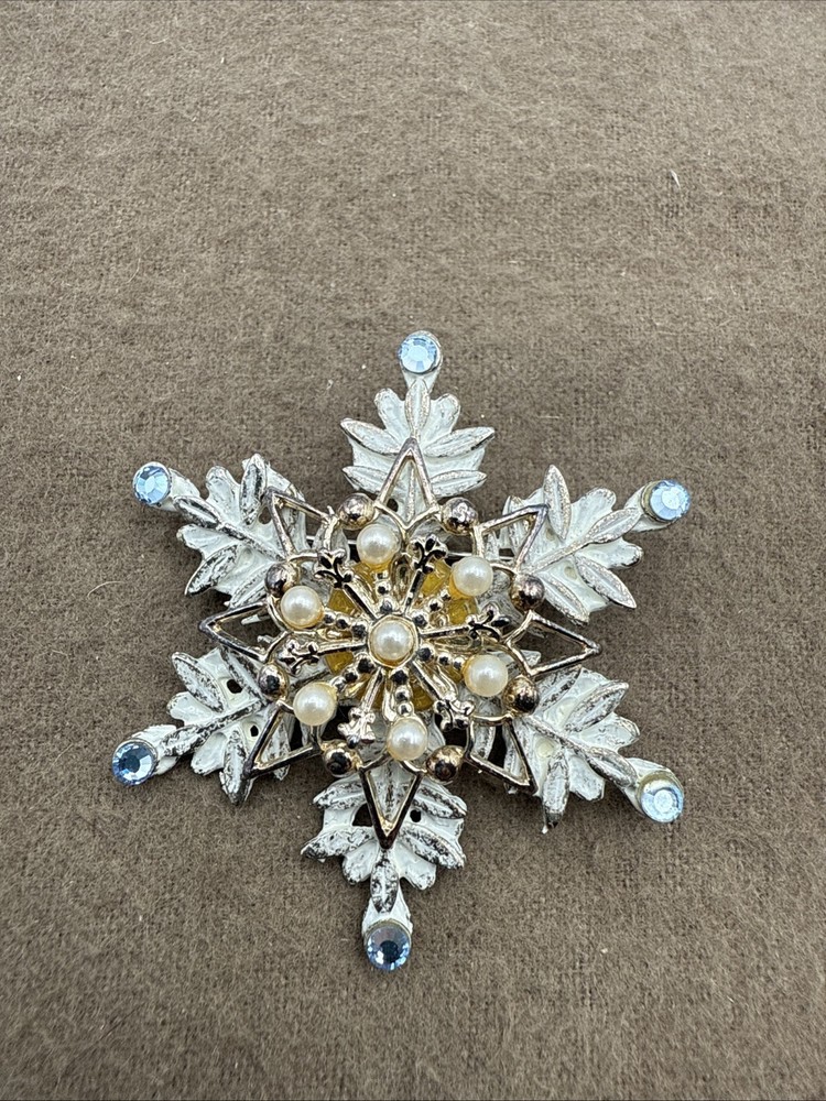 Estate KC Signed White Silvertone SNOWFLAKE w Aurora Borealis Rhinestone on Poin