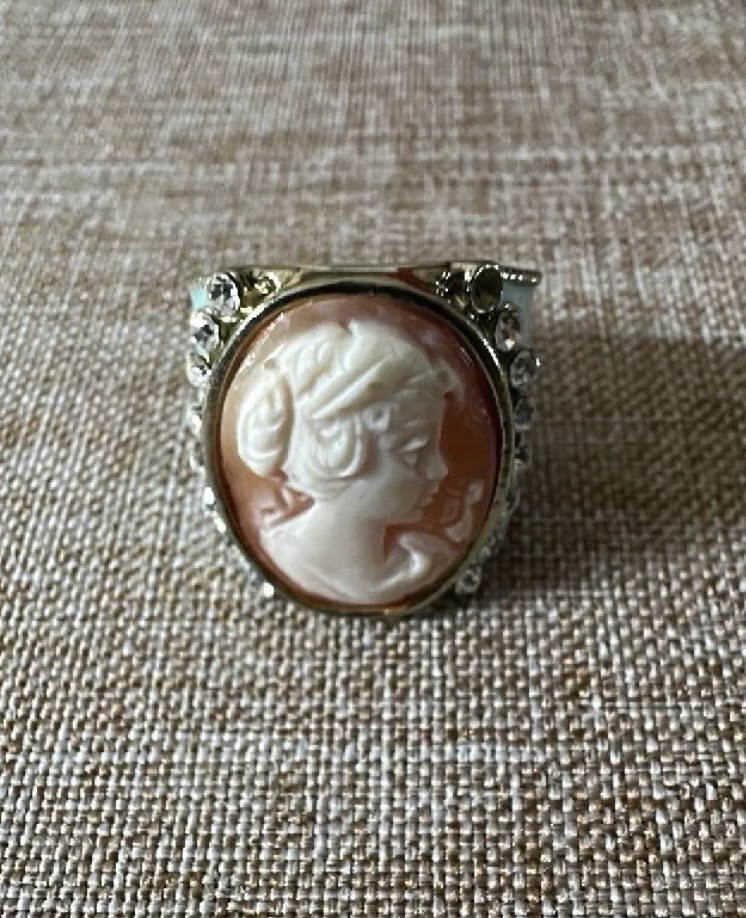 Vintage Amedeo Cameo Ring Gold Tone Sea foam Blue Band & Rhinestones